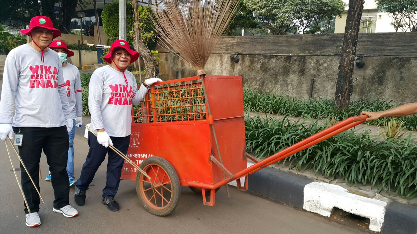 WIKA Berlima Enam, Care to Clean Environment with Community  Image