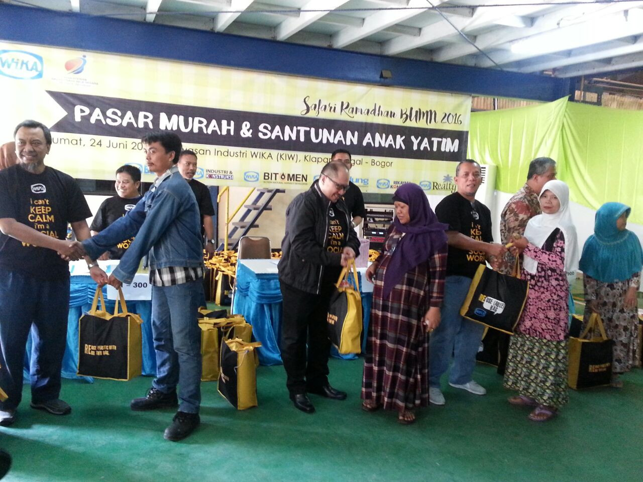 WIKA holds Cheap Market and Donation for Orphans in the series of Safari Ramadan BUMN 2016 Image
