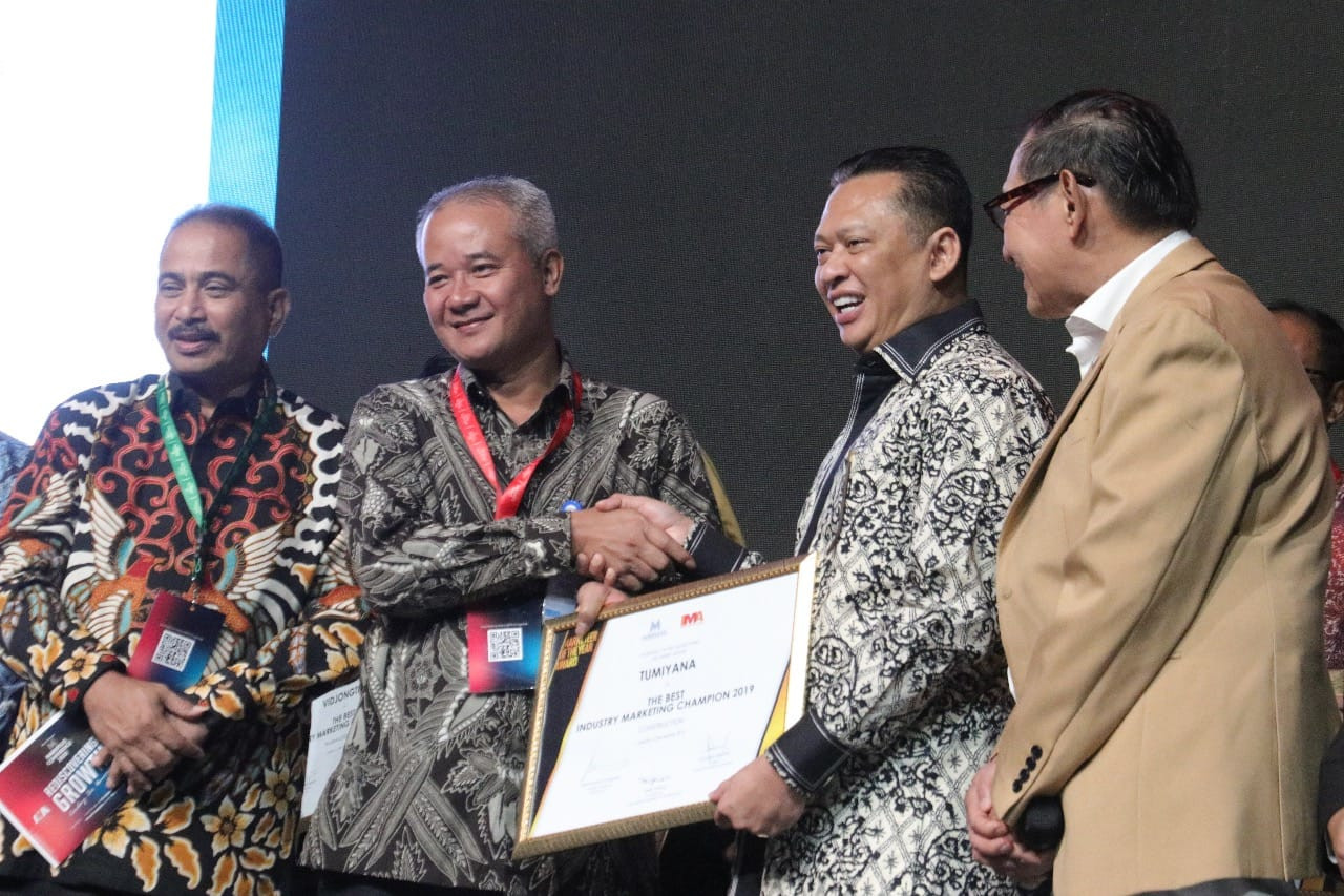 CEO WIKA Raih Penghargaan Marketeer of The Year 2019 Kategori Konstruksi Image