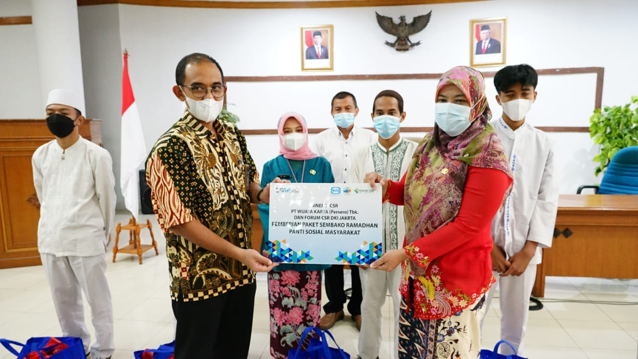 WIKA Group Salurkan 15.000 Paket Sembako di Seluruh Indonesia Image