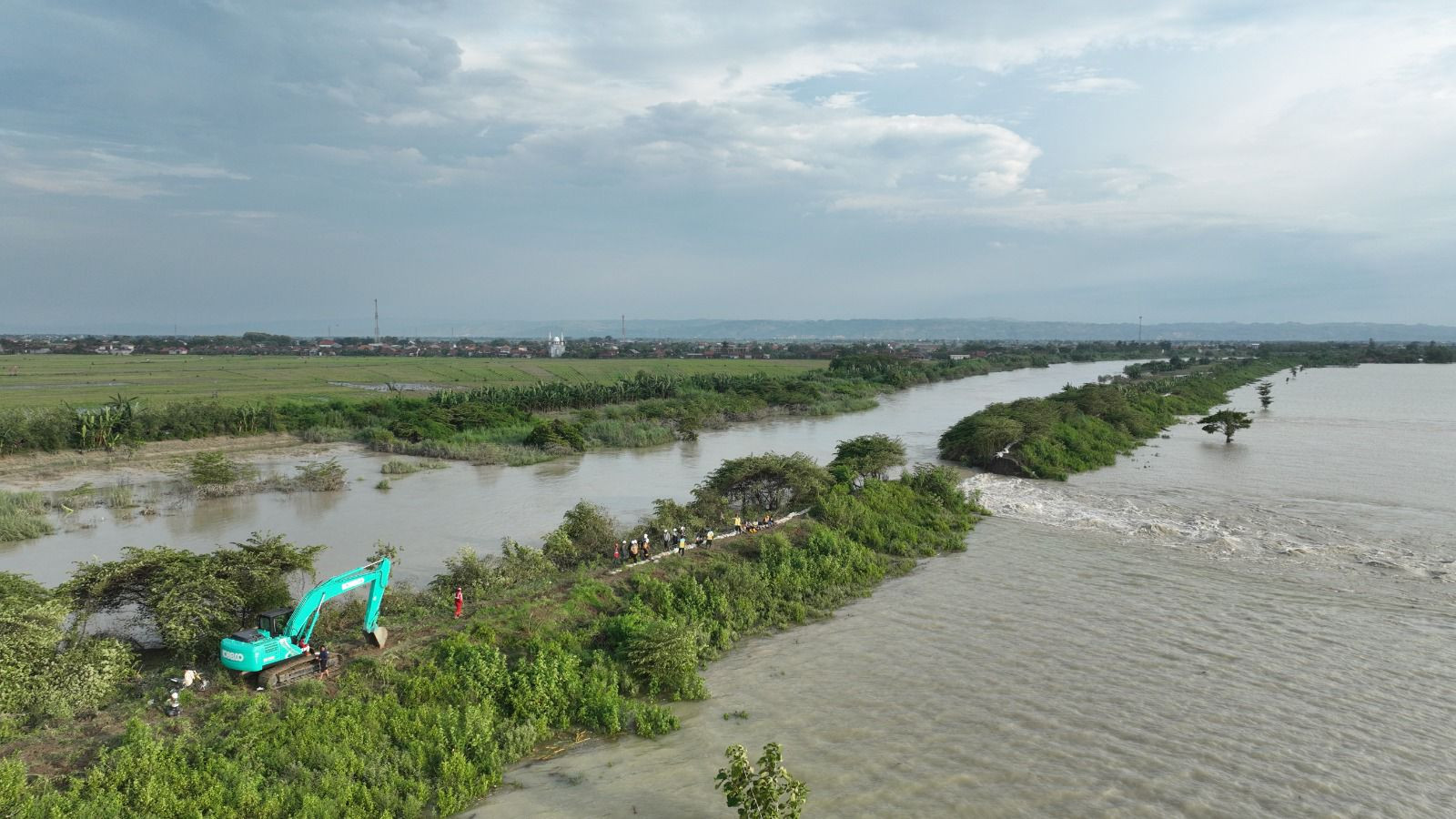 Tanggul Sungai Wulan Jebol, WIKA Sigap Tambal dalam 3 Hari Image