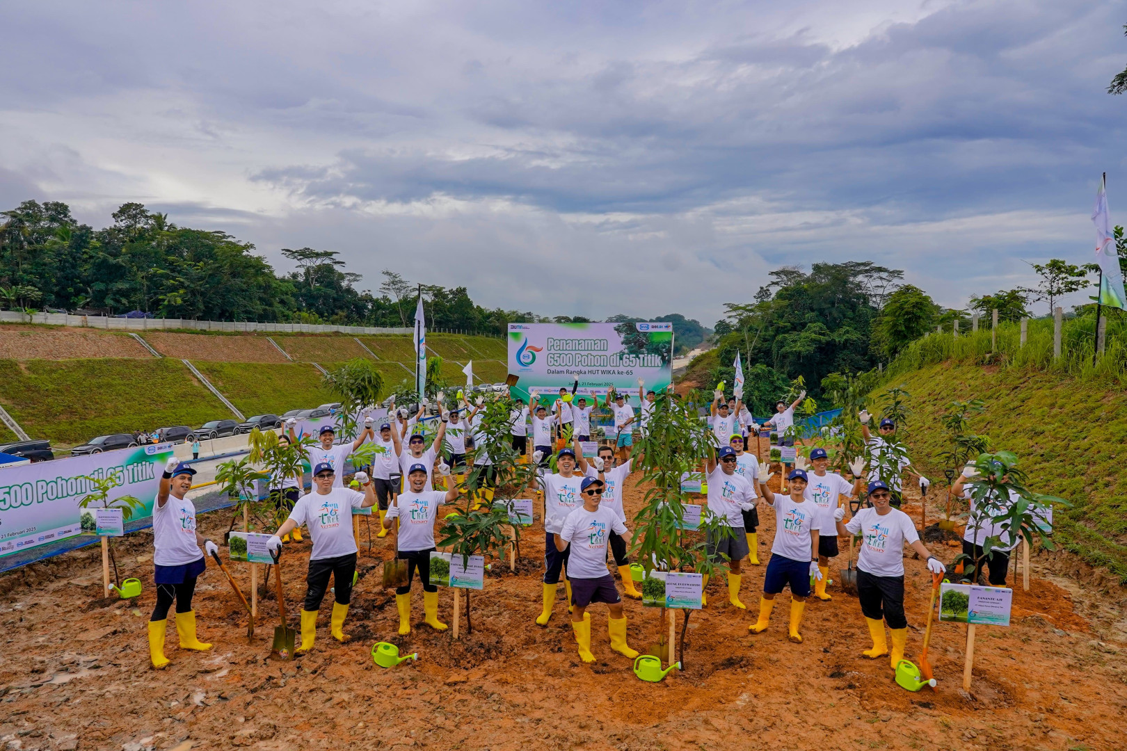 65 Years of Work for Indonesia, WIKA Distributes Environmental and Humanitarian Assistance Image